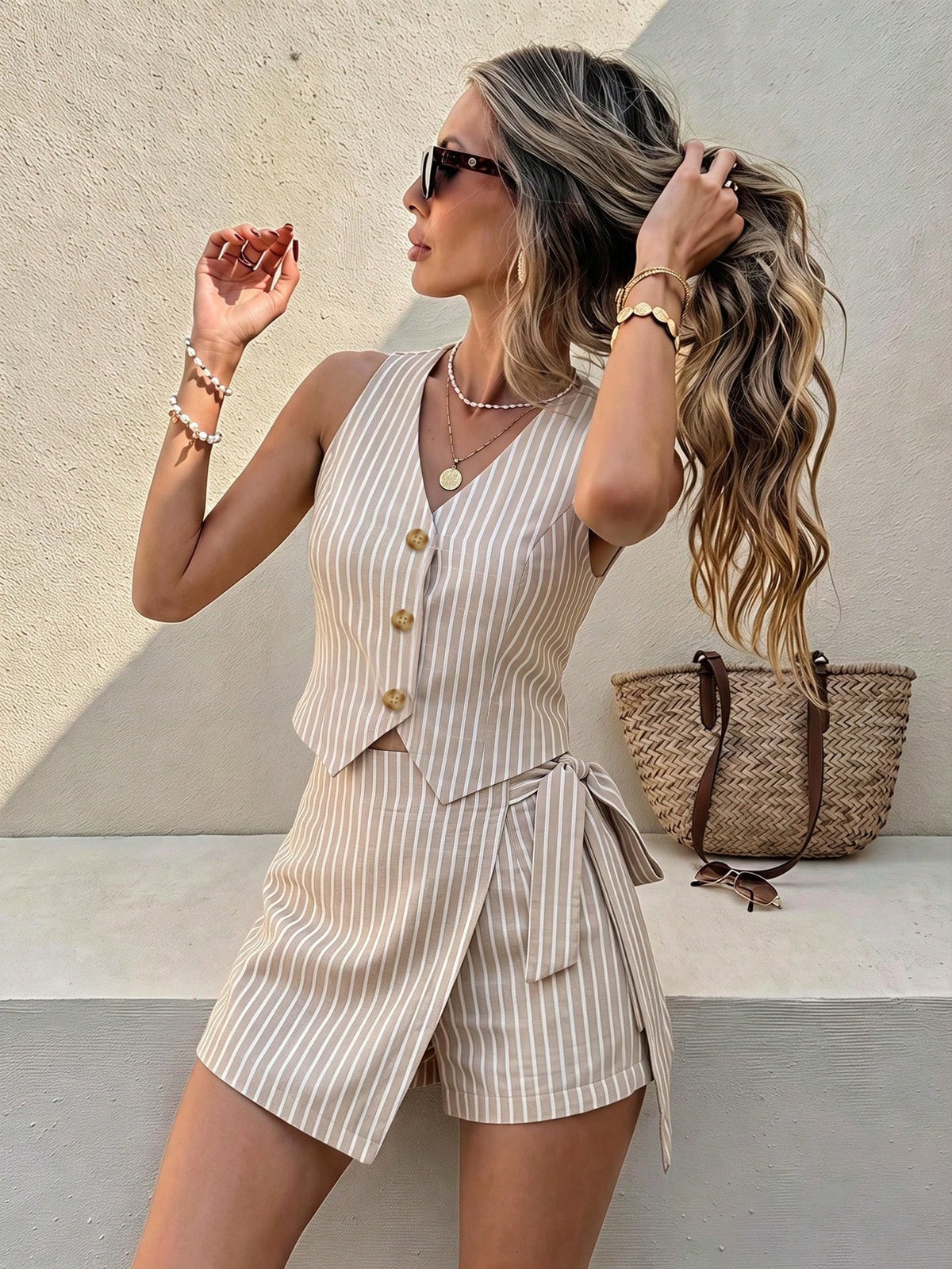 Conjunto Feminino Shorts-Saia e Colete Listrado com Laço