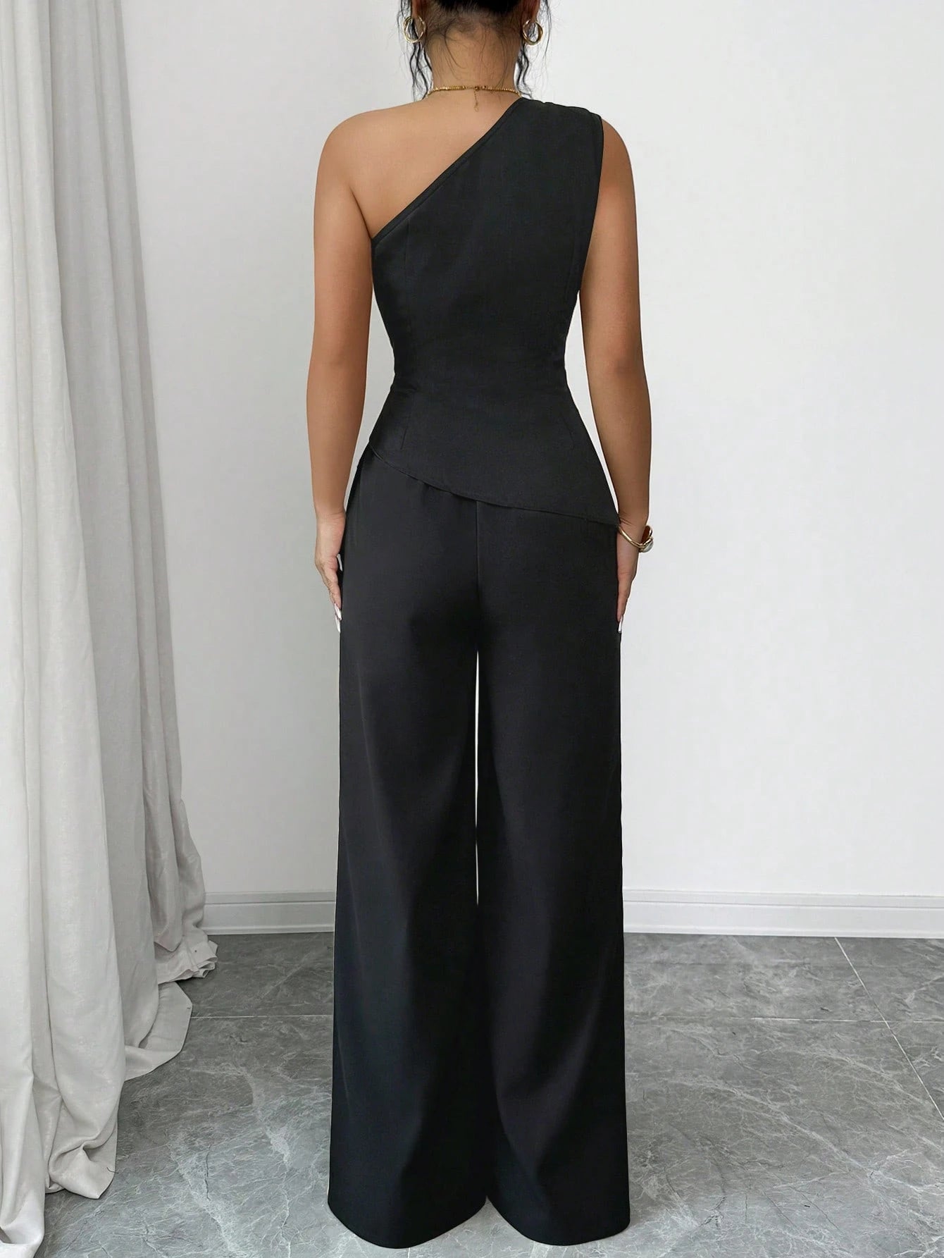 Conjunto Feminino Blusa e Calça Um Ombro Só com Flor Dourada