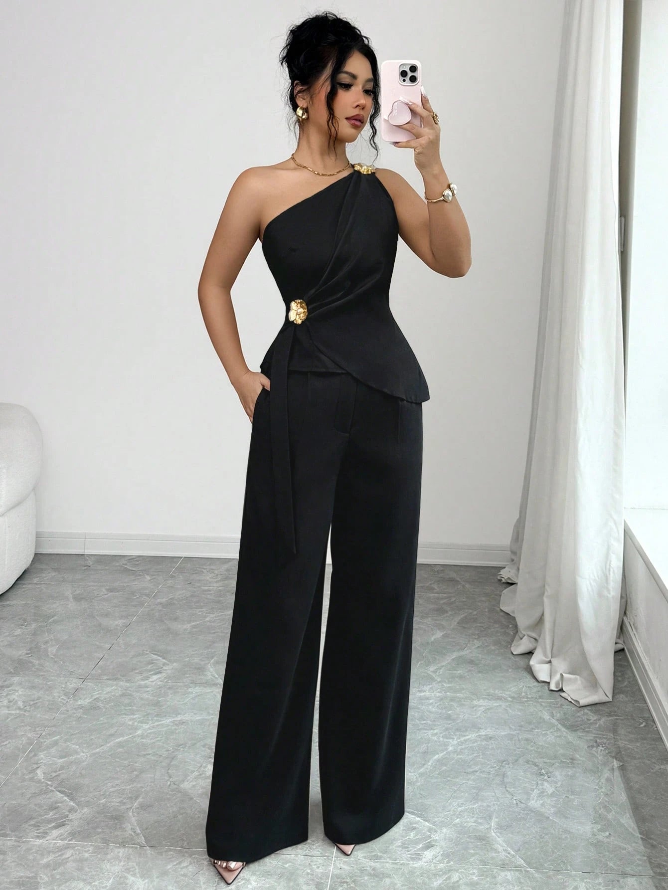 Conjunto Feminino Blusa e Calça Um Ombro Só com Flor Dourada