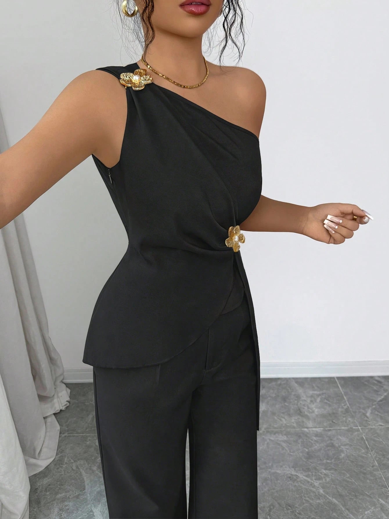 Conjunto Feminino Blusa e Calça Um Ombro Só com Flor Dourada