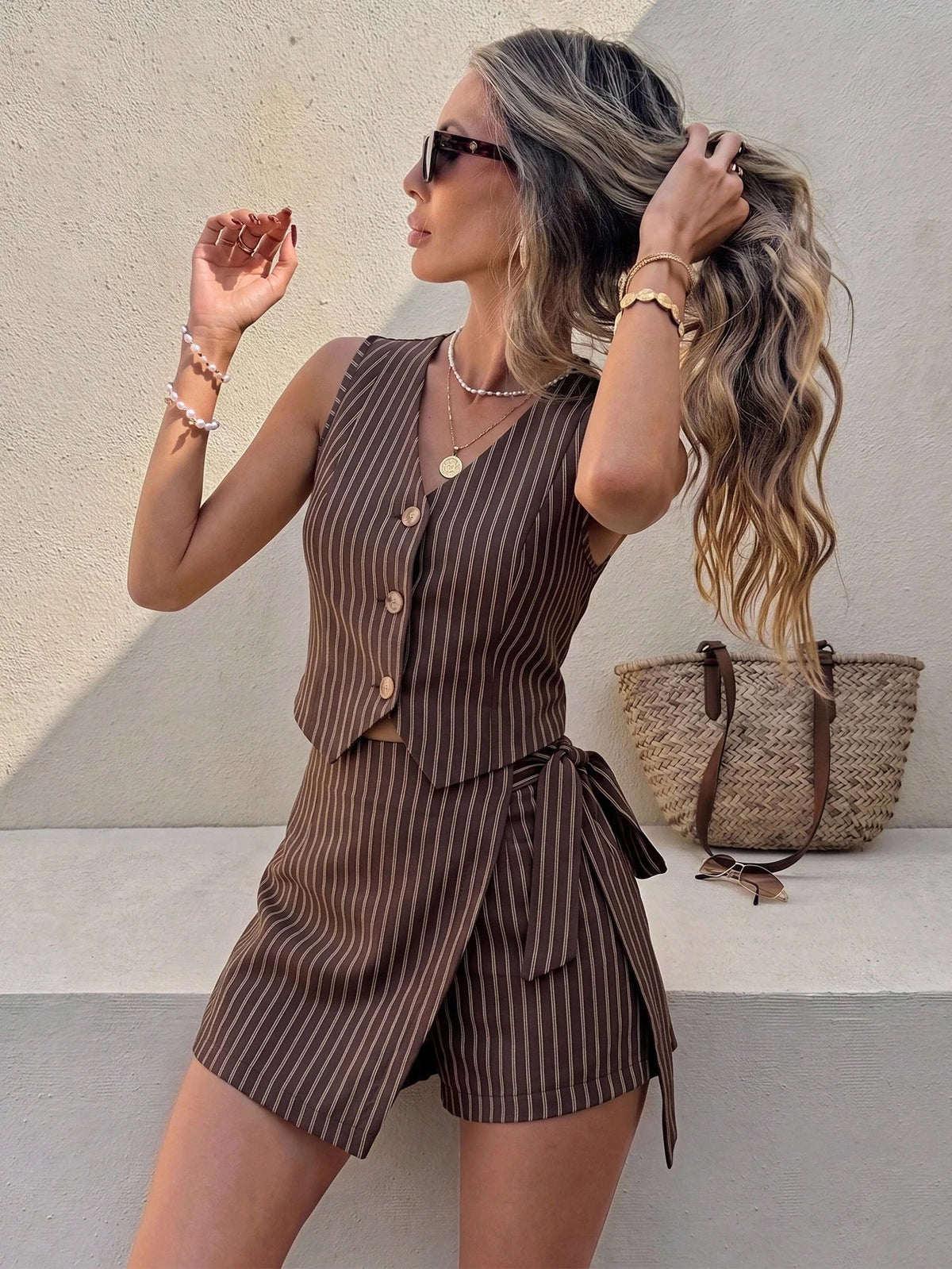 Conjunto Feminino Shorts-Saia e Colete Listrado com Laço