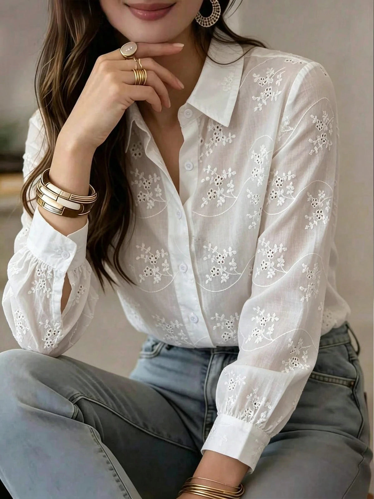 Camisa Feminina Elegante  com Bordado e Botões na Frente