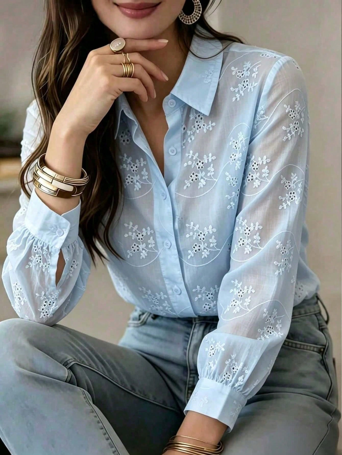 Camisa Feminina Elegante  com Bordado e Botões na Frente