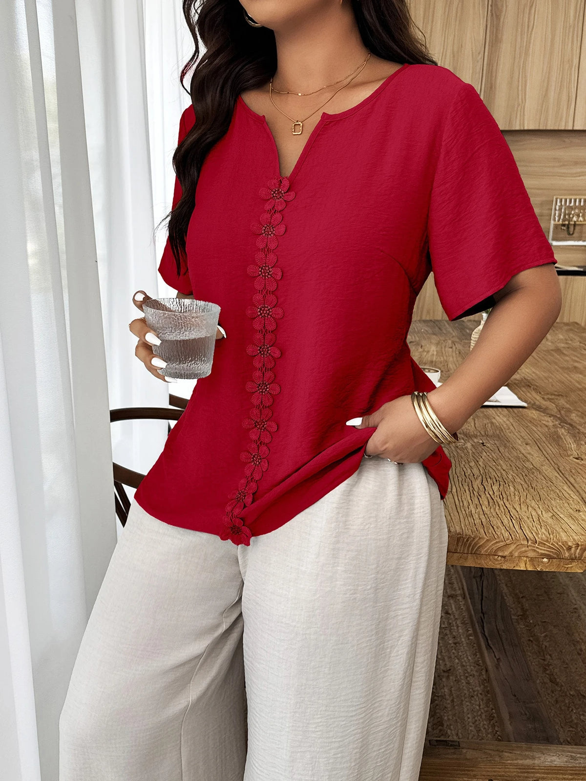 Weeklong Top Solta de Manga Curta com Recorte Floral e Babados para Mulheres Plus Size, Ideal para Férias de Primavera/Verão
