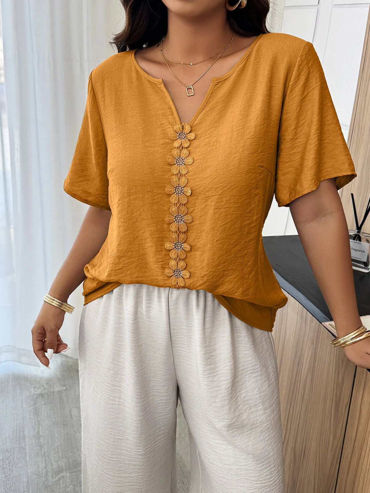 Weeklong Top Solta de Manga Curta com Recorte Floral e Babados para Mulheres Plus Size, Ideal para Férias de Primavera/Verão