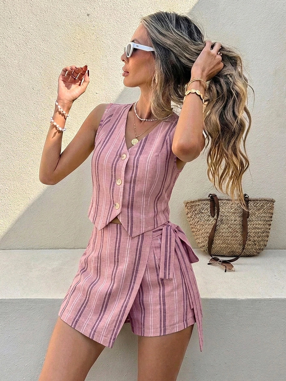 Conjunto Feminino Shorts-Saia e Colete Listrado com Laço