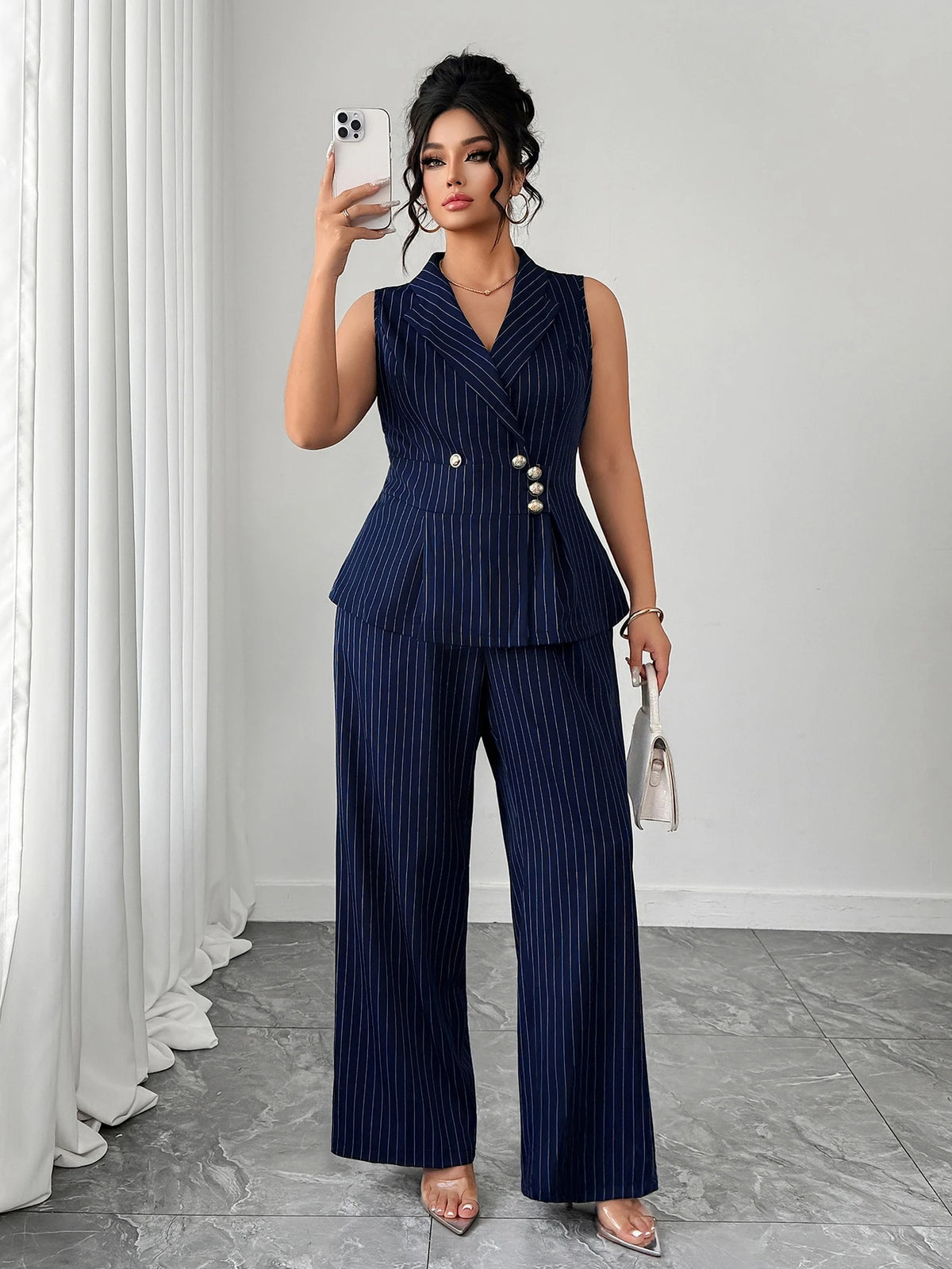 Conjunto Plus Size de Alfataria Colete e Calça Risca de Giz com Botões