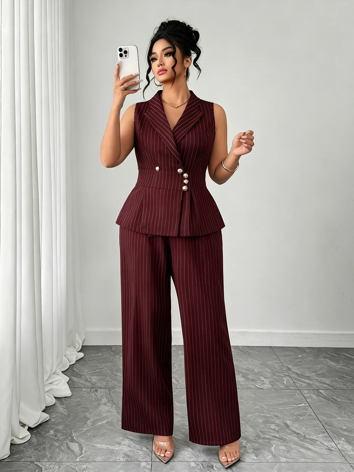 Conjunto Plus Size de Alfataria Colete e Calça Risca de Giz com Botões