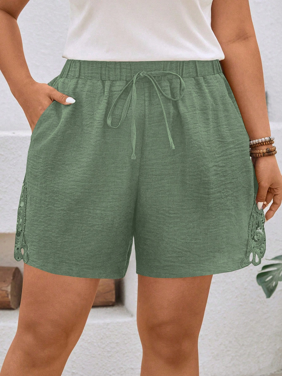 Short Plus Size Feminino com Cintura Elástica e Bordado Lateral