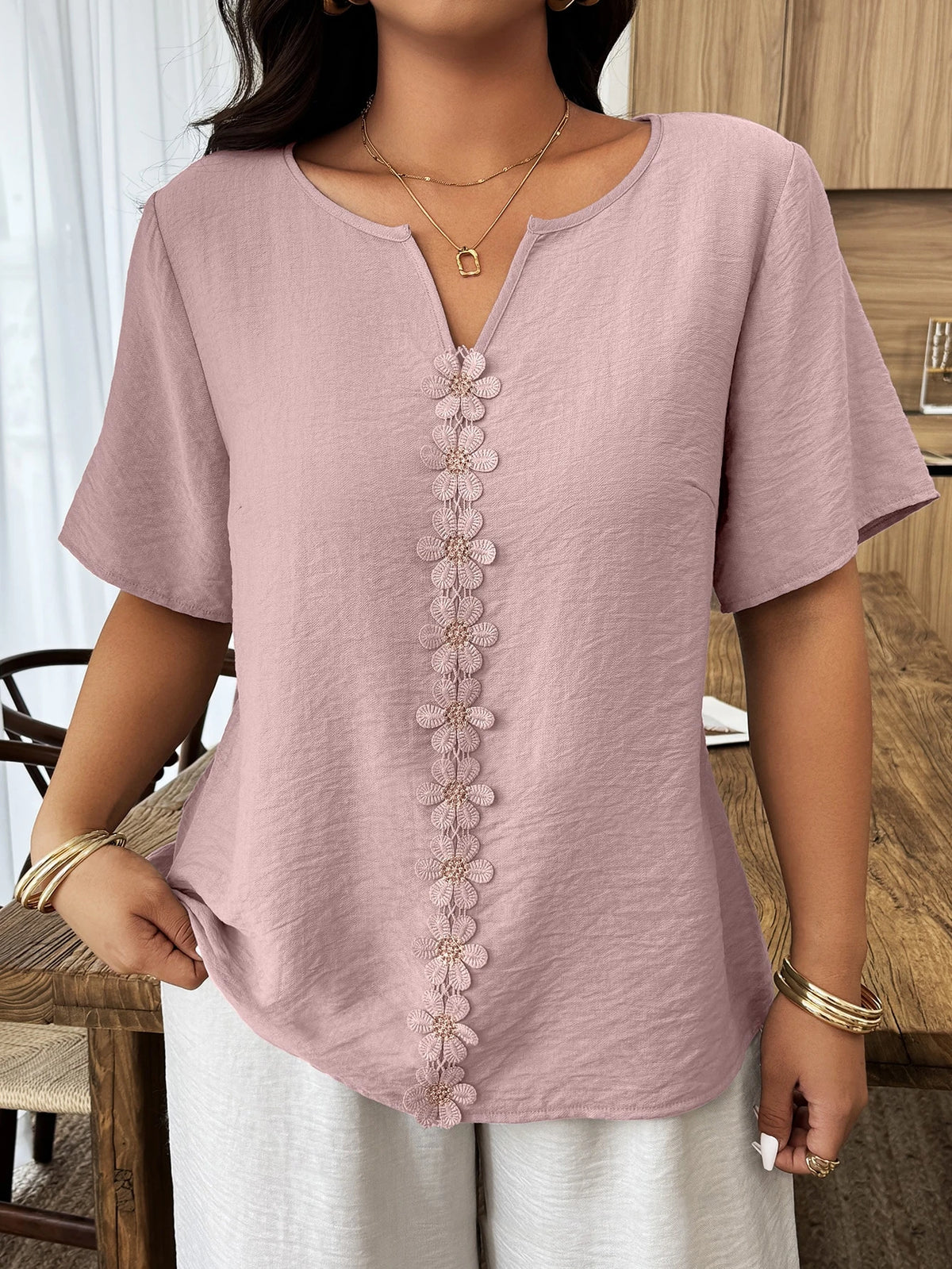 Weeklong Top Solta de Manga Curta com Recorte Floral e Babados para Mulheres Plus Size, Ideal para Férias de Primavera/Verão
