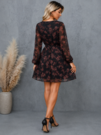 Vestido Curto Feminino Decote V Profundo Floral Manga de Tule