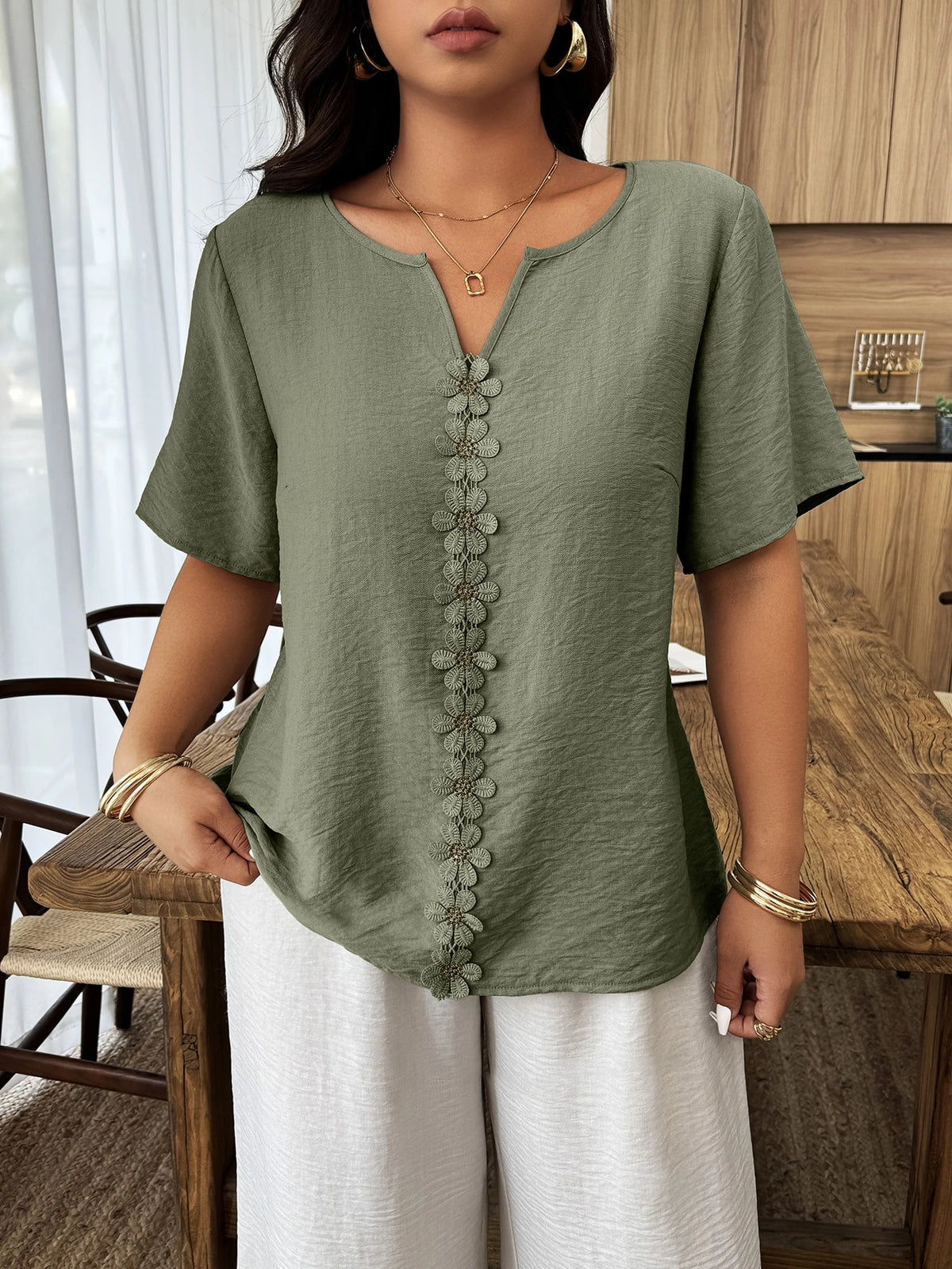 Weeklong Top Solta de Manga Curta com Recorte Floral e Babados para Mulheres Plus Size, Ideal para Férias de Primavera/Verão