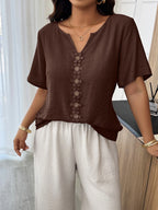 Weeklong Top Solta de Manga Curta com Recorte Floral e Babados para Mulheres Plus Size, Ideal para Férias de Primavera/Verão